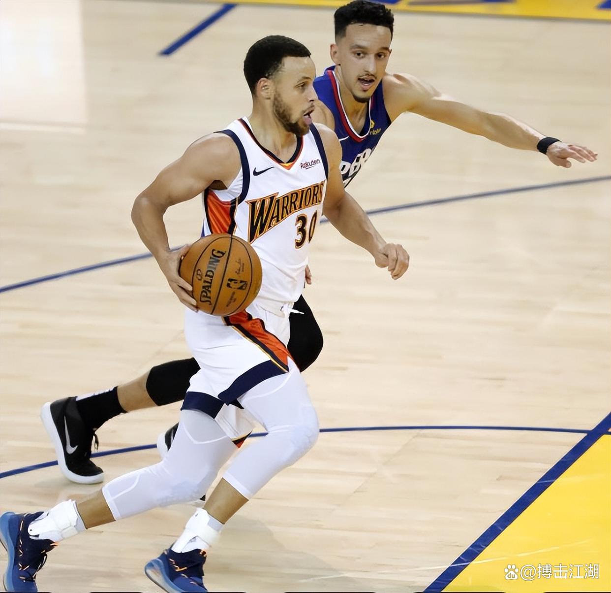 九游-库里在巴塞罗那比赛中赛事规则更新，出色防守引发热议！的简单介绍